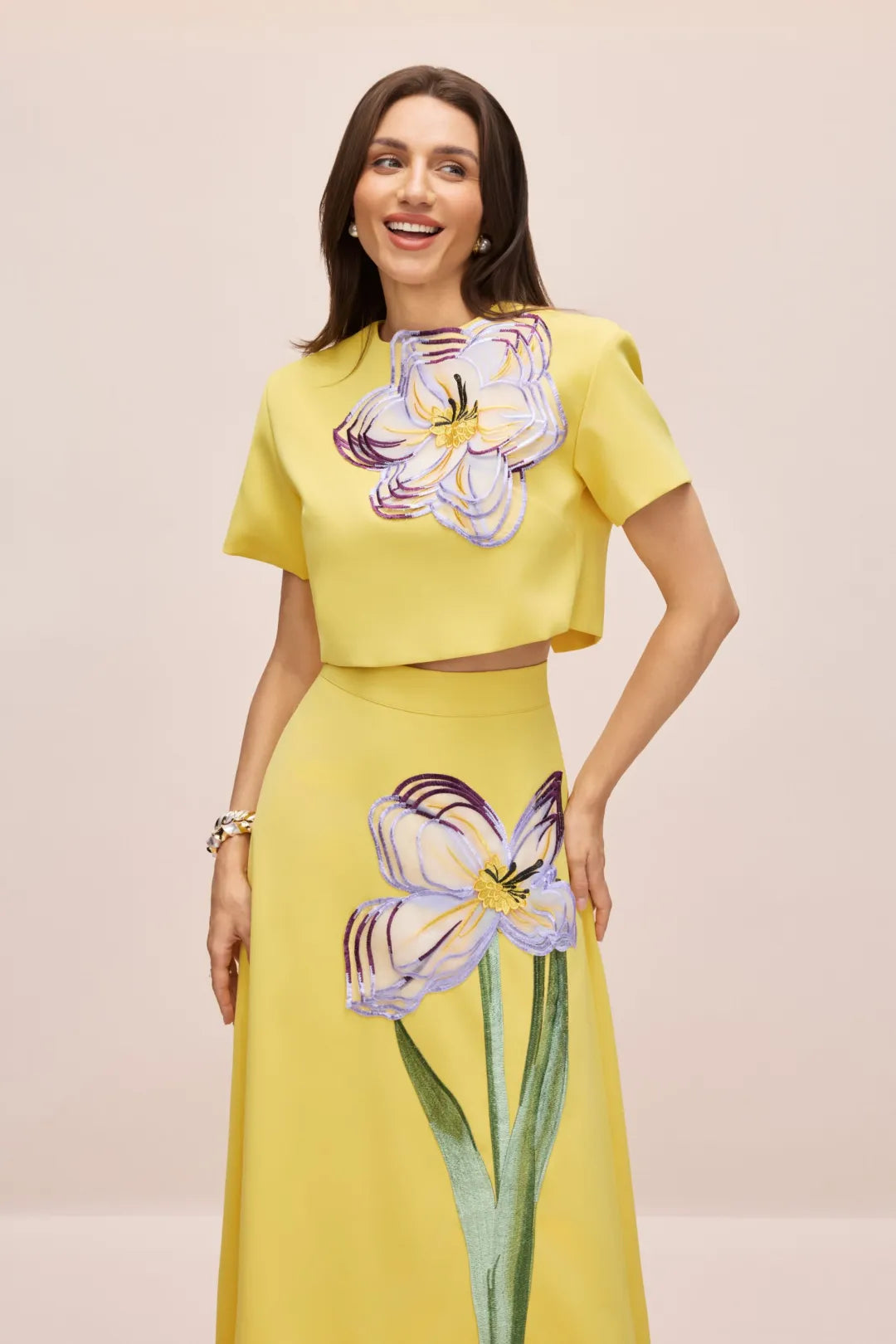 Angelica | Conjunto con Apliques Florales y Falda