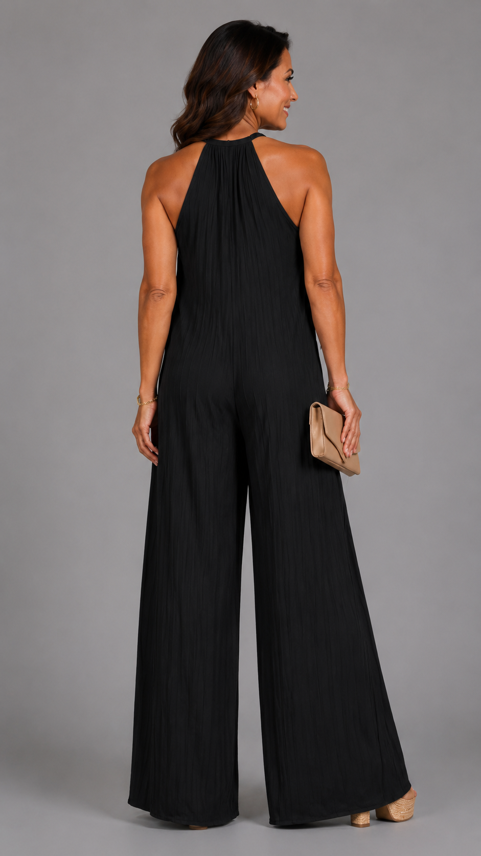 Sylvara | Jumpsuit Elegante de Pierna Amplia y Cuello Halter