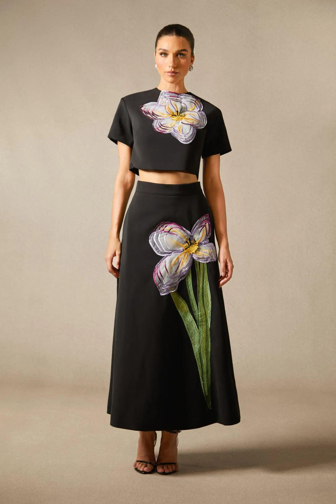 Angelica | Conjunto con Apliques Florales y Falda
